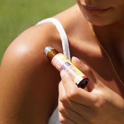 Roll-on apaisant piqûres Calm Pik Lamazuna Lamazuna  dans votre magasin bio en ligne Etiketbio.eu